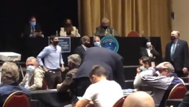 El caballero de la derecha