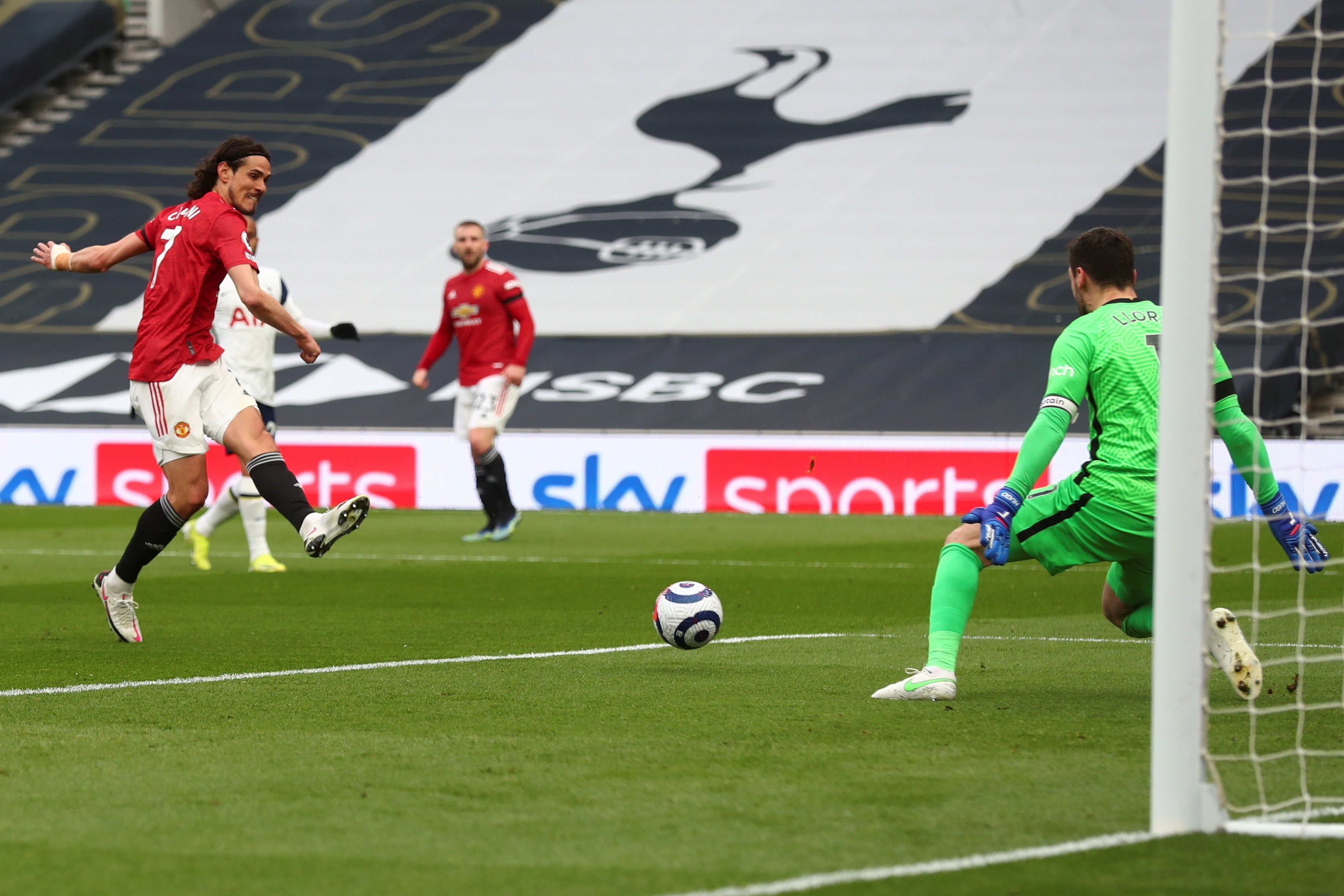 Manchester United beat Tottenham 3-1 from behind with a goal from Edinson Cavani