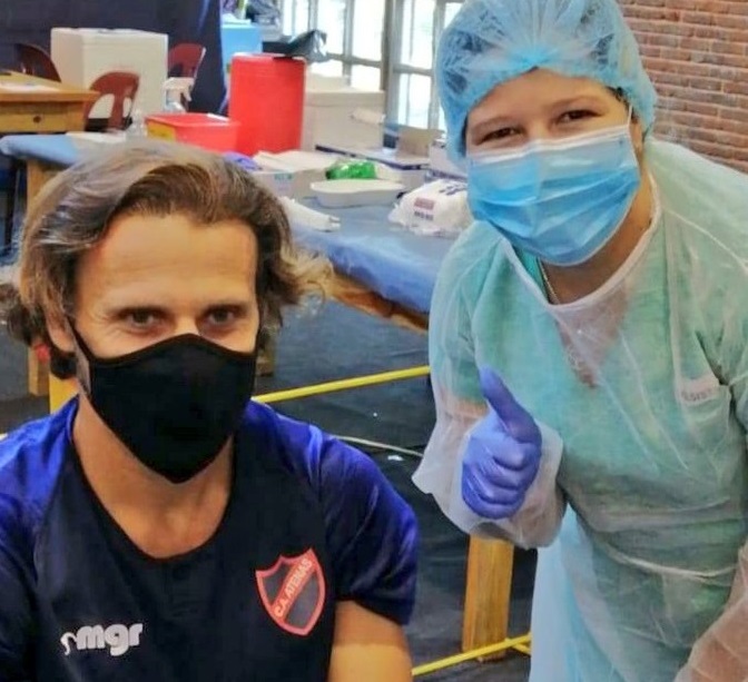 Diego Forlán was vaccinated against COVID-19 at the Cedemcar de San Carlos