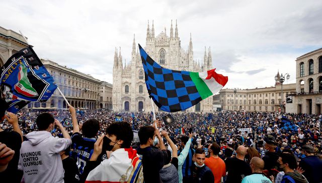 De color neroazzurro