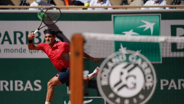 Federer sigue y Osaka se retiró