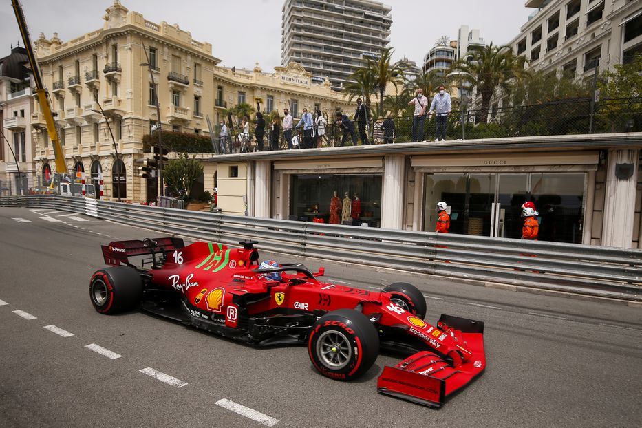 F1: El Monesgaco Charles Leclerc Se Quedó Con La Pole Position Del Gran ...