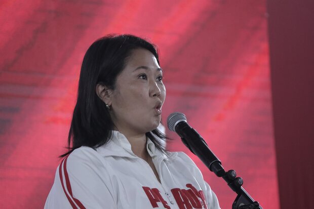 Keiko Fujimori aventaja por apenas 561 votos en una elección
