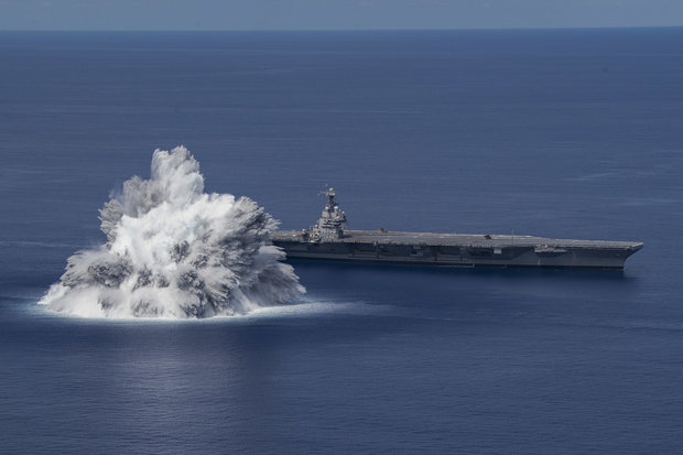 Prueba de explosivos cerca del portaaviones USS Gerald R. Ford - Foto: Armada de EE.UU