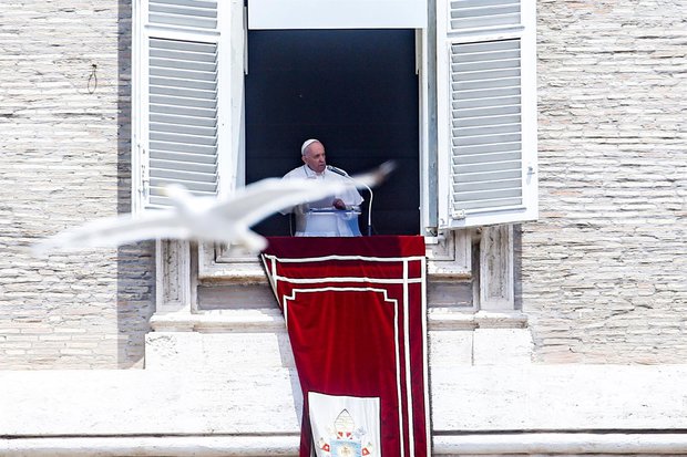 El papa Francisco recitando la oración del Angelus desde la ventana de su estudio, este domingo, en la plaza de San Pedro del Vaticano. - EFE/FABIO FRUSTACI