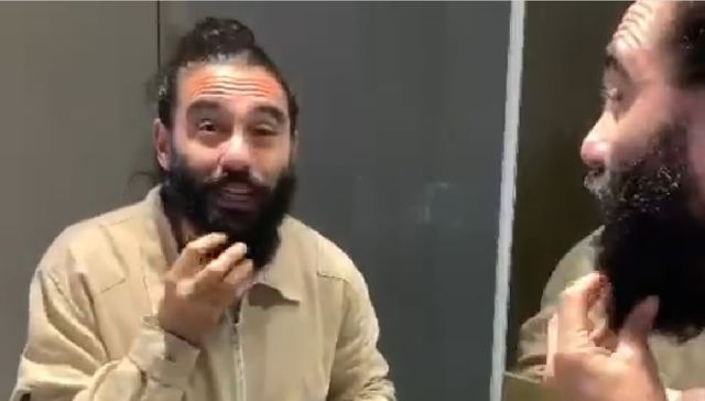 Cumpliendo con el barba