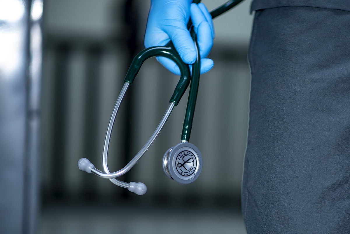 Una mujer ejercía como médica, pero no tenía título; fue imputada por usurpación y estafa