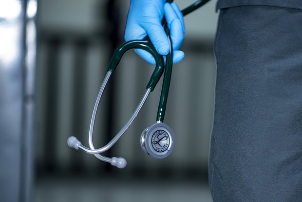 Una mujer ejercía como médica, pero no tenía título; fue imp
