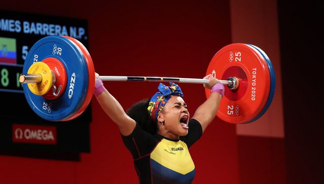 Y se levanta, levanta