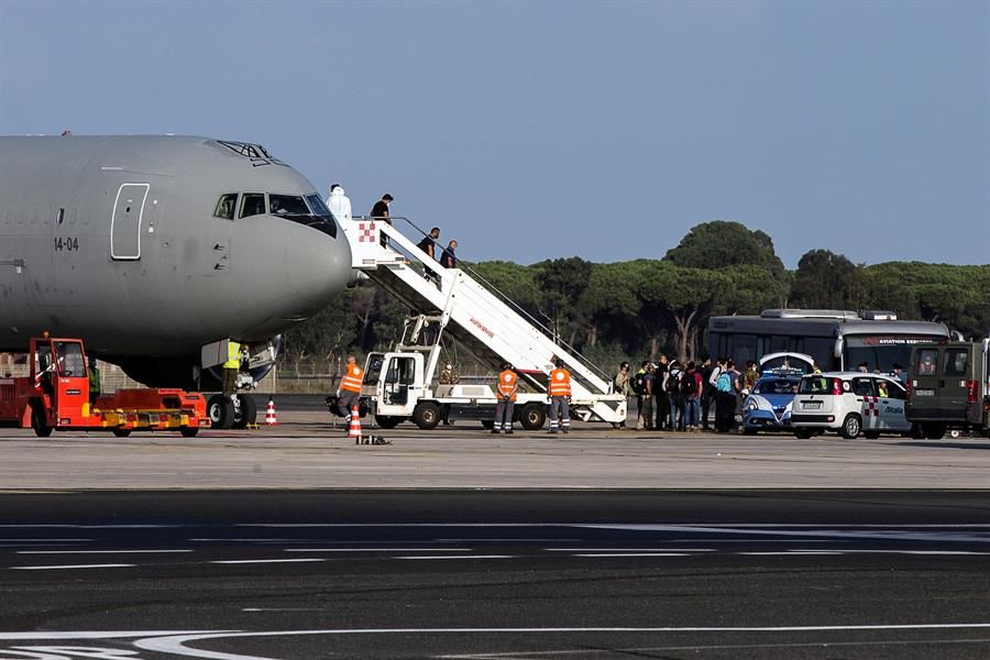 Italia instala un campamento para alojar temporalmente a 2.000 afganos
