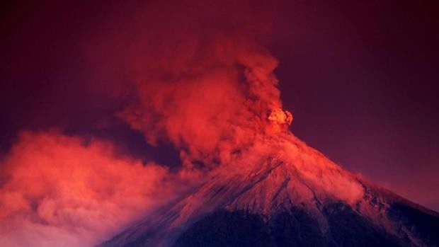 Volcán de Fuego entra en erupción en Guatemala