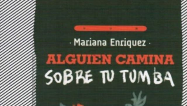 Una tumba y una cruz