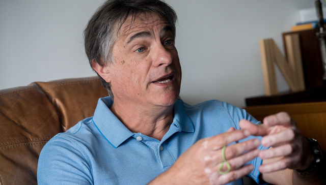 Con el pecho inflado