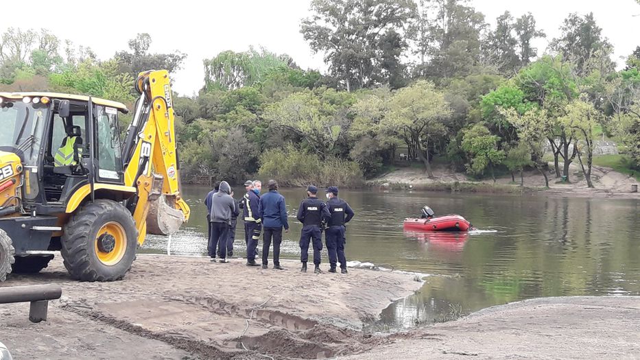 Durante las lecciones de manejo, se le escapó el pedal y terminó en el río Yí