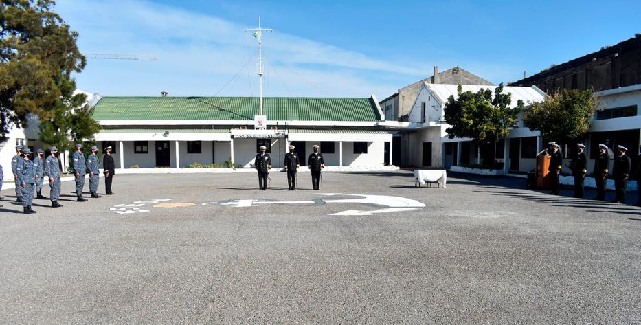 45 alumnos de la Escuela de Especialidades de la Armada están intoxicados