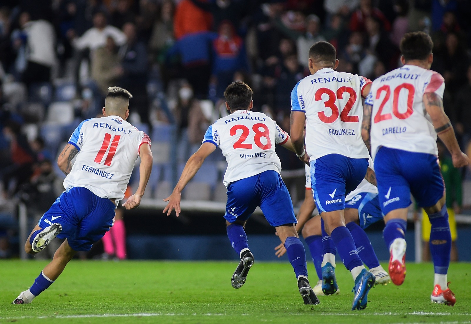 Gran partido en el medio, de los volantes con más gol del fútbol uruguayo.  Hoy llego a 100 partidos con el Decano y festejo con 2 goles…