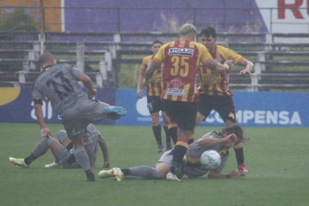 Apertura: suspendidos los partidos Progreso-Liverpool y Juventud-Boston River por el clima