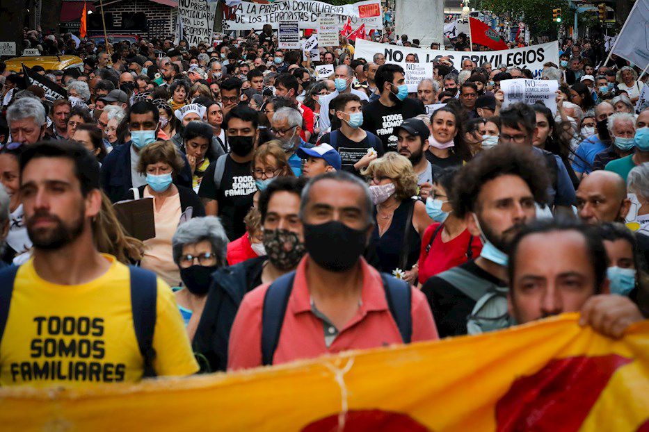 Miles de personas marcharon en Montevideo contra la prisión domiciliaria a represores