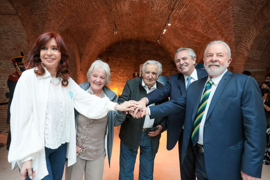 Los Fernández, Mujica, Topolansky y Lula se reúnen en Casa Rosada por Día de la Democracia
