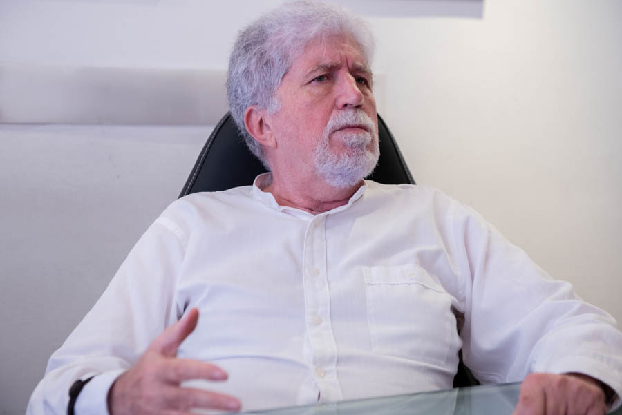 Esteban Valenti publica una novela coescrita con IA y la lanza en Amazon, Apple y Google