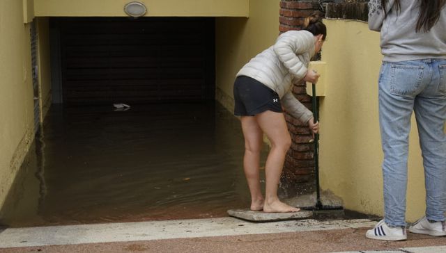 Sueña la luna, entre las nubes