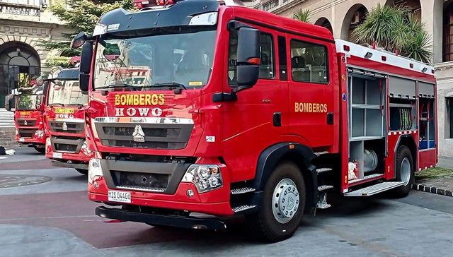 Con bombas y mangueras