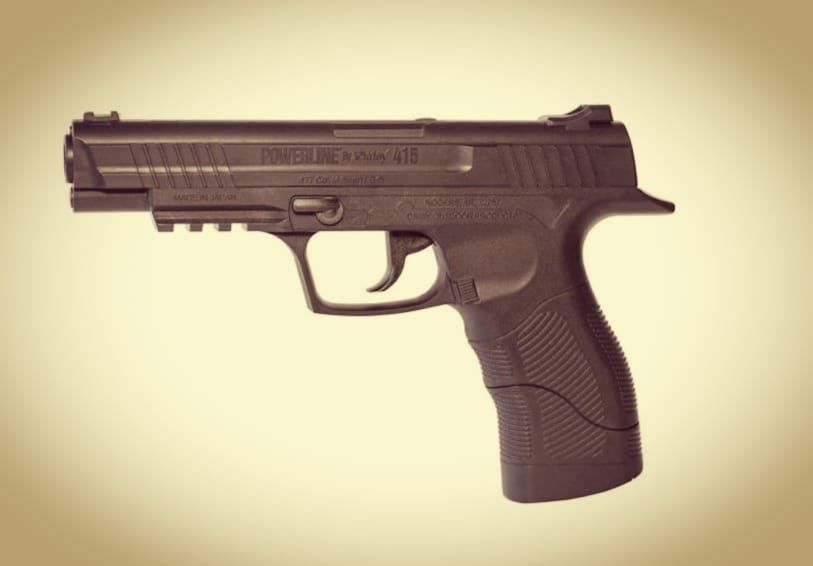 Robó réplicas de arma de tienda de artículos para policías y fue detenido a las cuadras