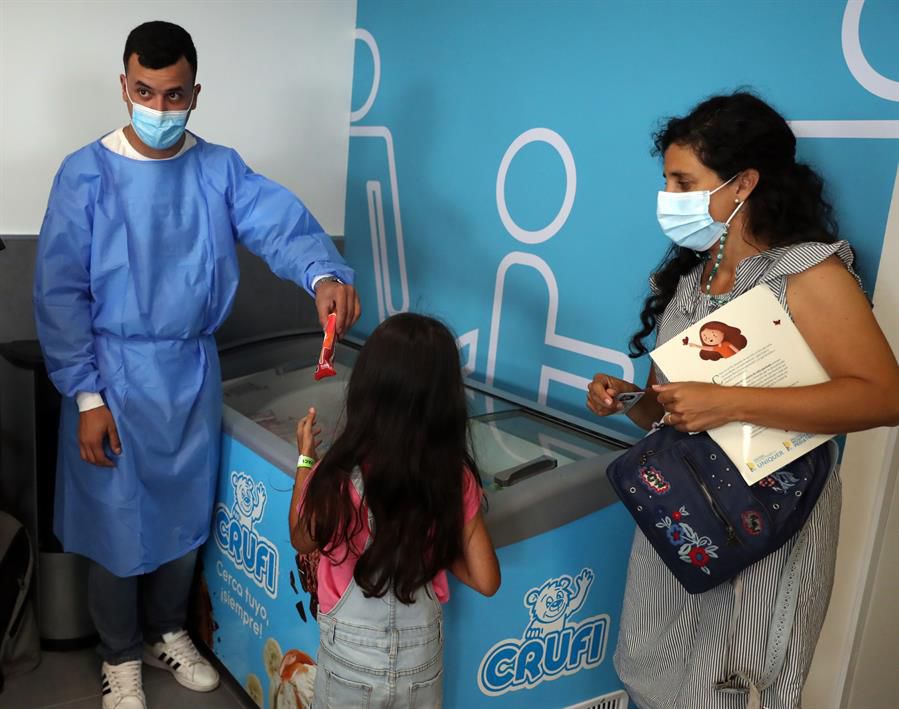 Image Entre libros y helados, los niños se vacunan contra la covid-19 en el Pereira Rossell