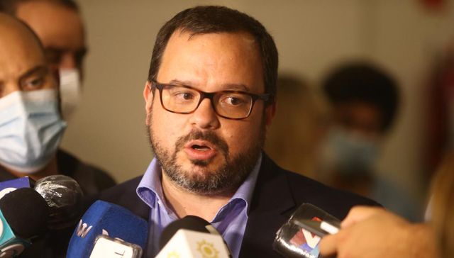 Fuerte y al medio