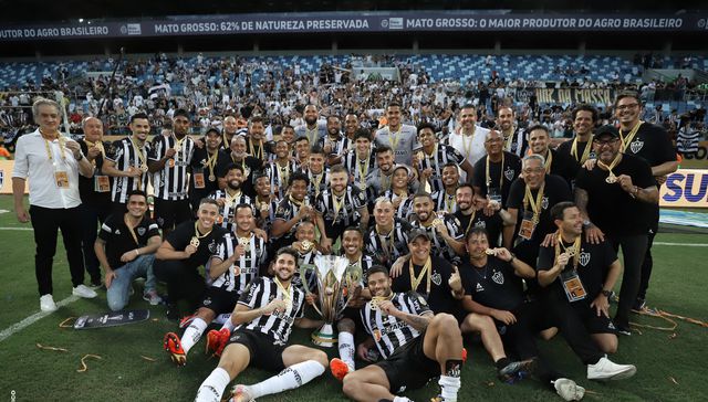 La copa está en la vitrina