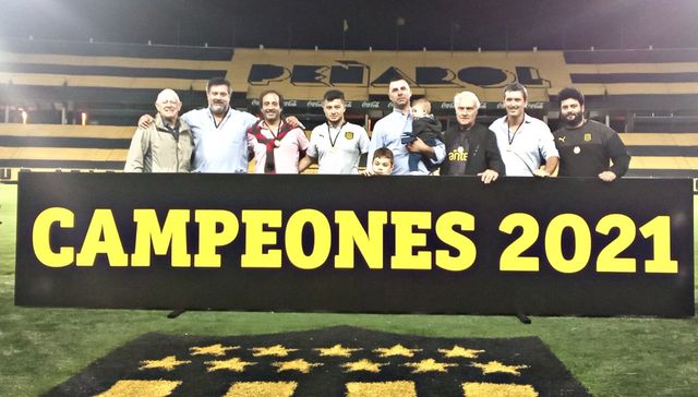 La copa está en la vitrina