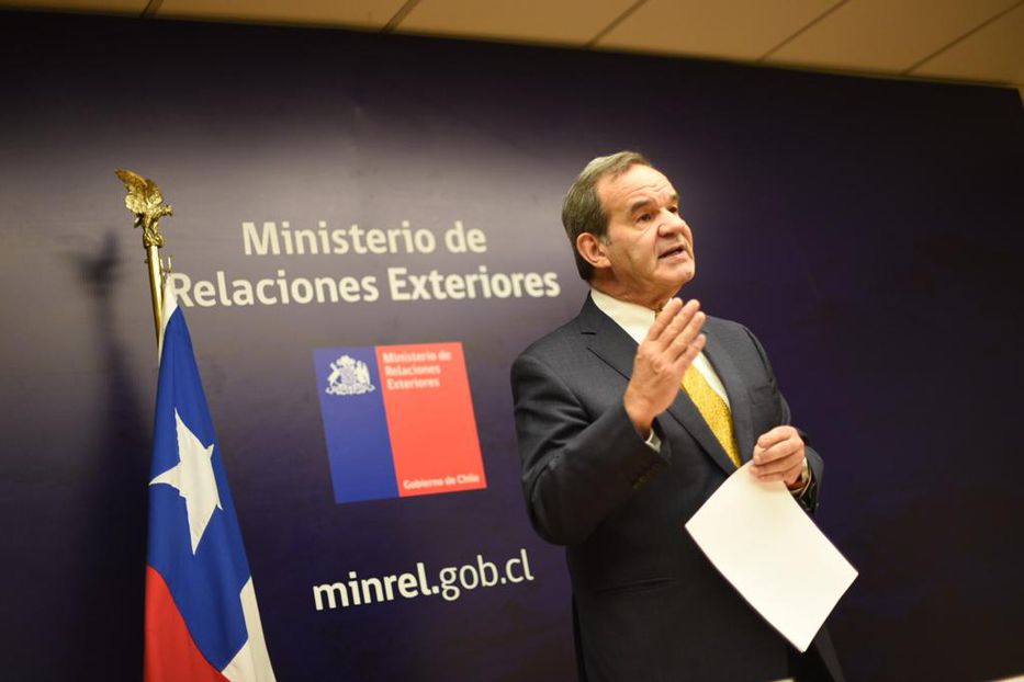 El canciller chileno renuncia tras críticas por ausencia en crisis migratoria