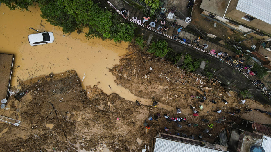 Fotografía aérea que muestra hoy los daños ocasionados por las fuertes lluvias que afectan la ciudad de Petrópolis. EFE/Antonio Lacerda