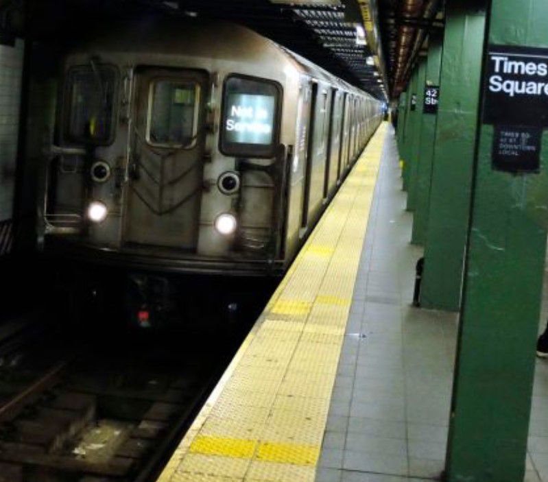 El alcalde de NYC anuncia plan para expulsar a vagabundos del metro