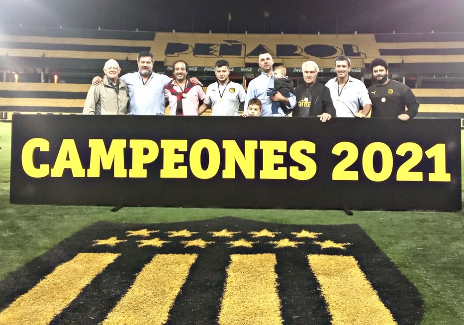 La copa está en la vitrina