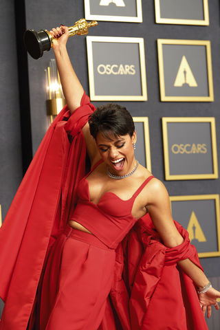 Ariana DeBose con su estatuilla a Mejor actriz de reparto por Amor sin barreras. Foto: A.M.P.A.S.