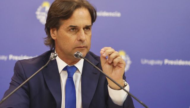 Sin decir palo ni rueda