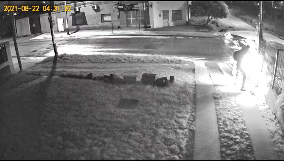 Imágenes del hombre que robó un cable y fue capturado por la cámara de videovigilancia de sus vecinos