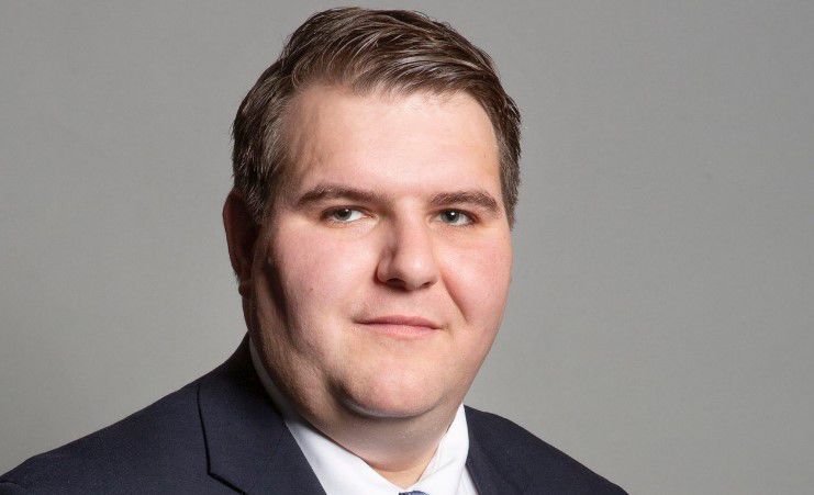 Un diputado conservador británico revela en Twitter que es trans