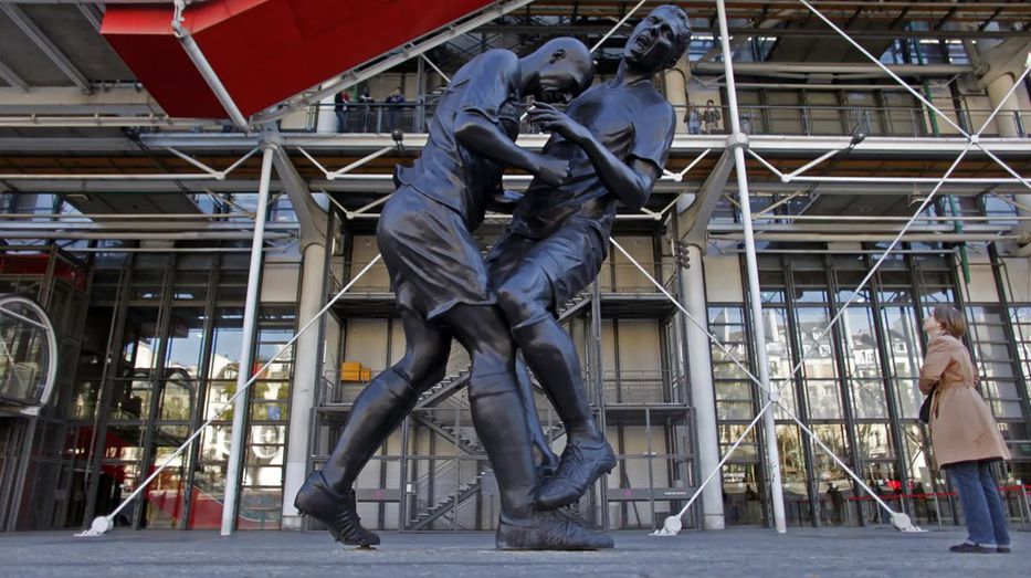 Estatua recordando el mentado cabezazo que le dio Zizou a Materazzi en la final del Mundial 2006.