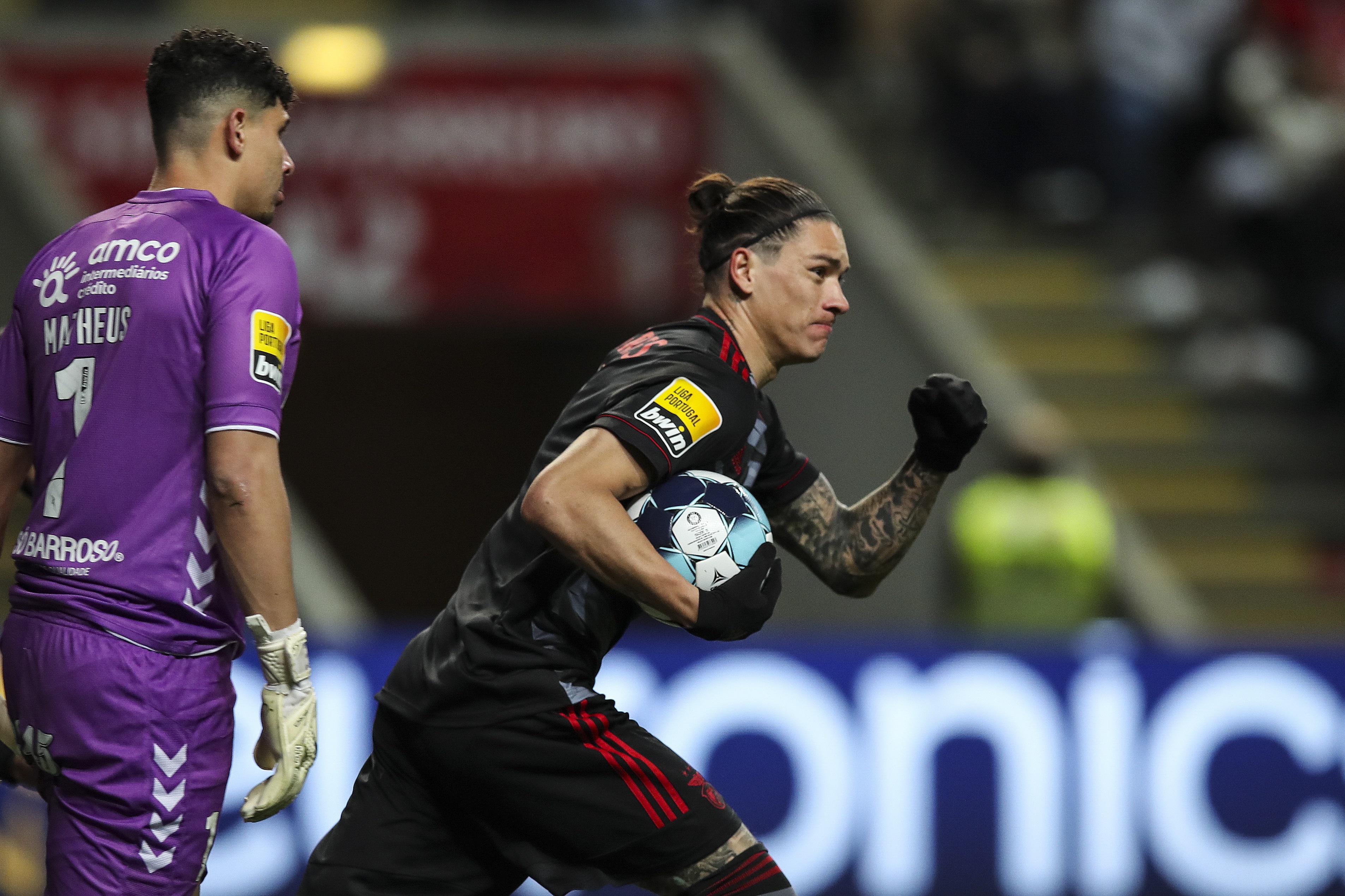 DARWIN NÚÑEZ SALTA DO BANCO PARA 'SALVAR' O DIA! ANTIGO GOLEADOR DO BENFICA  DÁ 'EMPURRÃO' QUE FALTAVA PARA TRIUNFO DO LIVERPOOL (COM VÍDEO)