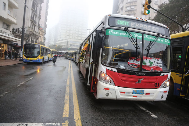 Se bajó de un ómnibus, trastabilló en la acera y fue arrollada por las ruedas del vehículo
