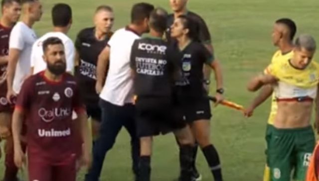 Brasil: Un director técnico le dio un cabezazo a una jueza de línea y el  club lo despidió