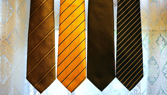 Es porque no saben hacerse el nudo