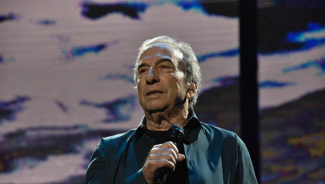 Tomó sus cosas y se puso a navegar