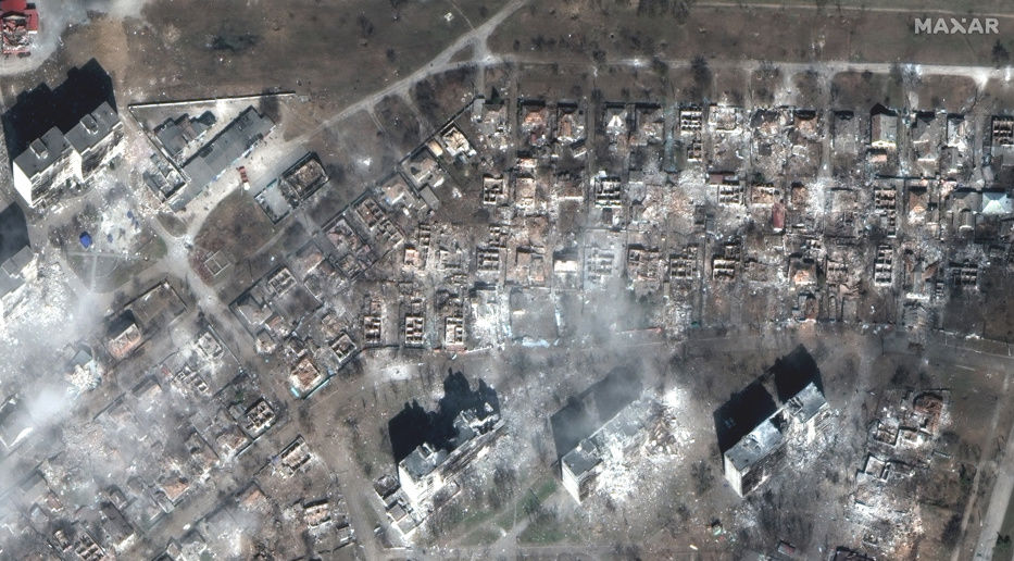 Una imagen de satélite proporcionada por Maxar Technologies muestra edificios de apartamentos y casas destruidas en el este de Mariupol, Ucrania, el 29 de marzo de 2022. EFE/EPA/MAXAR