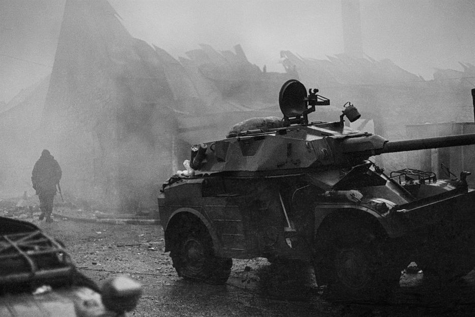 Vista de un tanque destruido durante la guerra - EFE/ Penguin News/Graham Bound
