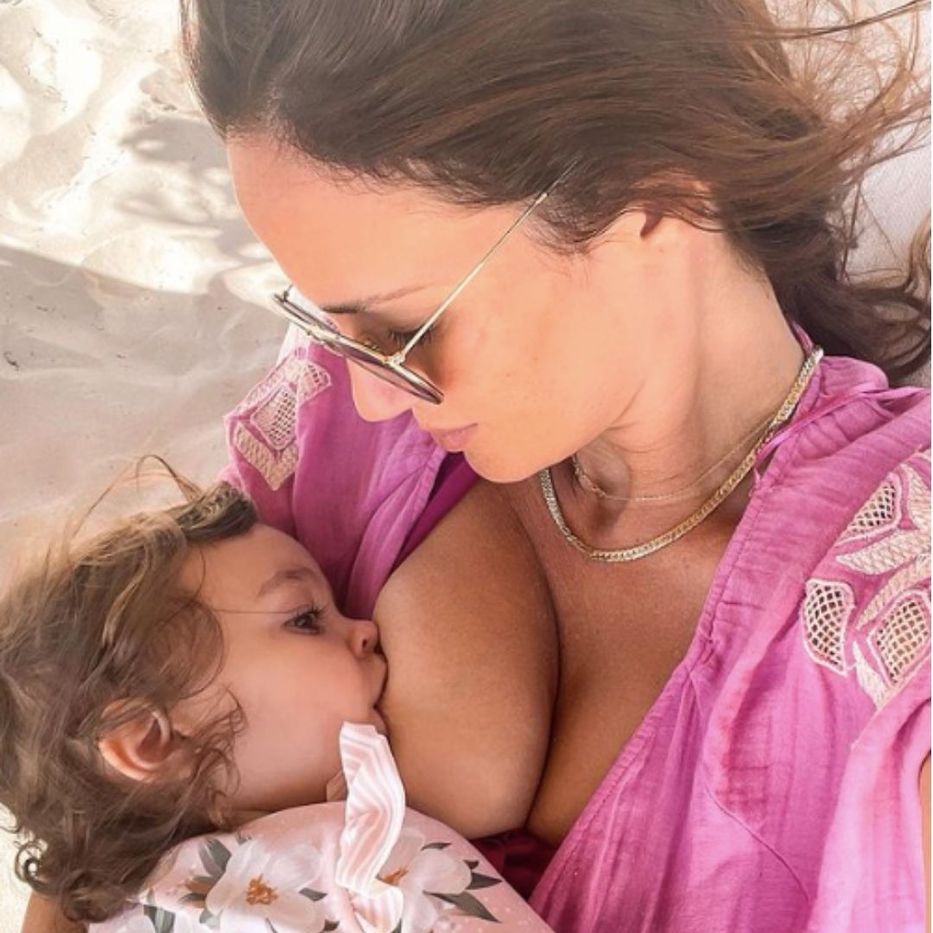 Paula Chaves amamantó a su hija en plena playa: 