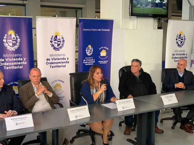 El intendente de Tacuarembó, Wilson Ezquerra; el subsecretario de Vivienda, Tabaré Hackenbruch; la ministra de Vivienda, Irene Moreira; el intendente de Durazno, Carmelo Vidalín, y el gerente de UPM Javier Solari.
