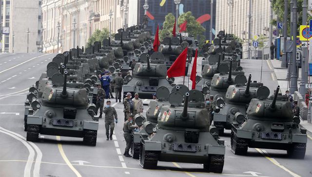 Con bombas y platillos